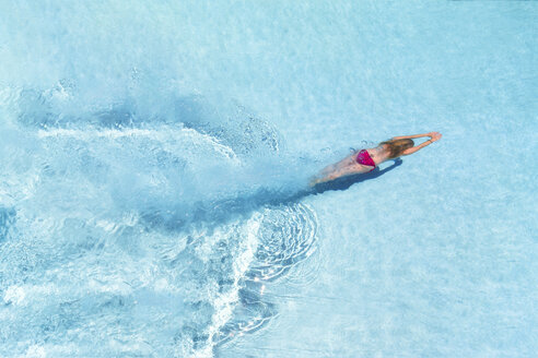 Frau taucht im Schwimmbad unter Wasser - SMAF01068