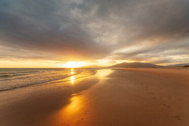 Spanien, Andalusien, Tarifa, Strand bei Sonnenuntergang - SMAF01072