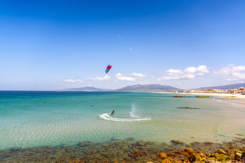 Spanien, Andalusien, Tarifa, Kite-Surfer, lizenzfreies Stockfoto