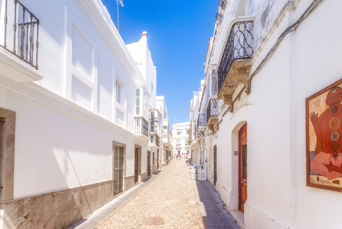 Spain, Andalucia, Tarifa, cobbled lane in old town - SMAF01075