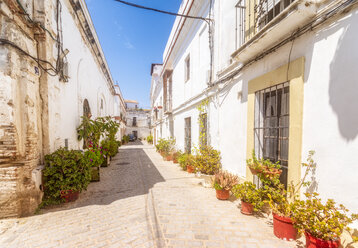 Spanien, Andalusien, Tarifa, Kopfsteinpflastergasse in der Altstadt - SMAF01077