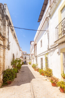 Spanien, Andalusien, Tarifa, Kopfsteinpflastergasse in der Altstadt - SMAF01078