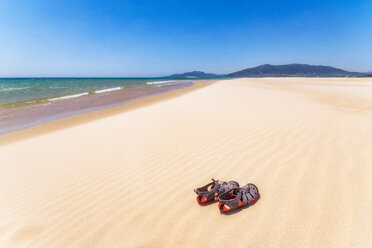 Spanien, Andalusien, Tarifa, Strand und Sandalen - SMAF01080