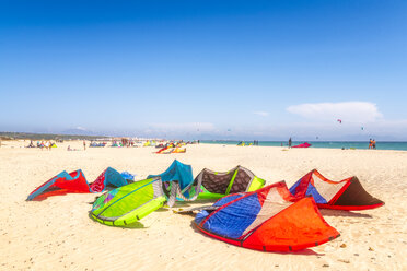 Spanien, Andalusien, Tarifa, Windsurfer und Kitesurfer am Strand - SMAF01082