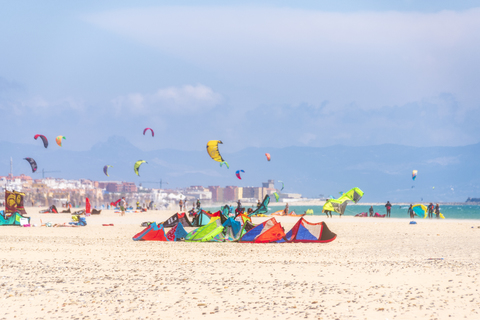 Spanien, Andalusien, Tarifa, Windsurfer und Kitesurfer am Strand, lizenzfreies Stockfoto
