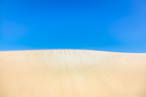 Spanien, Andalusien, Tarifa, Punta Paloma, Parque Natural Del Estrecho, Sanddüne, blauer Himmel, lizenzfreies Stockfoto