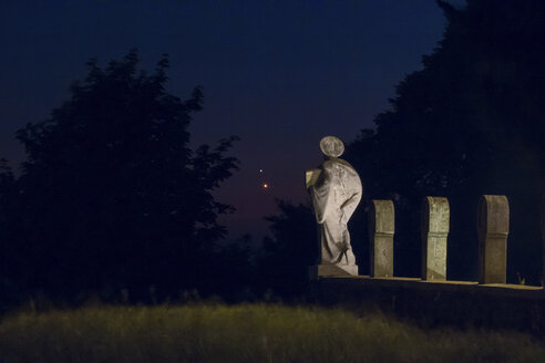 Deutschland, Hessen, Hochtaunuskreis, Planeten Jupiter und Venus vor einer Friedhofsskulptur - THGF00044