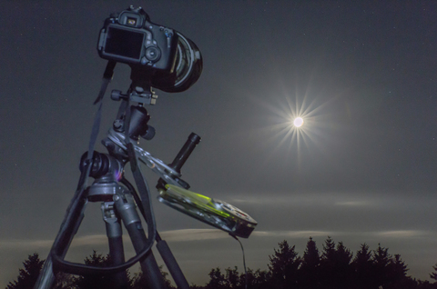 Deutschland, Hessen, Hochtaunuskreis, Ausrüstung für Astrofotografie, Fotografieren einer Vollmondfinsternis, lizenzfreies Stockfoto