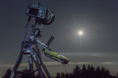 Deutschland, Hessen, Hochtaunuskreis, Ausrüstung für Astrofotografie, Fotografieren einer Vollmondfinsternis - THGF00049