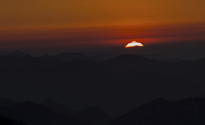 Spanien, Kantabrien, untergehende Sonne hinter Bergen - THGF00053