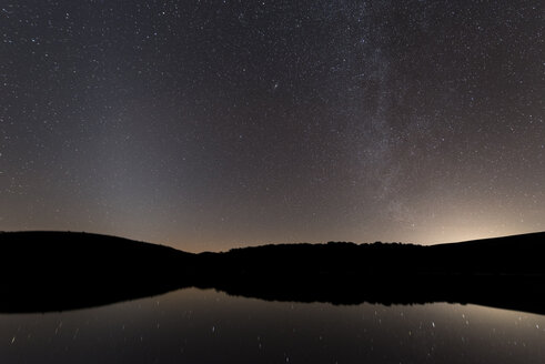 Spanien, Extremadura, Parque Nacional de Monfrague, Fluss Tietar, Astrofoto mit Milchstraße und Zodiakallicht - THGF00061