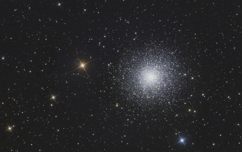 Astrofotografie, Kugelsternhaufen Messier 13 oder Herkules-Haufen, lizenzfreies Stockfoto