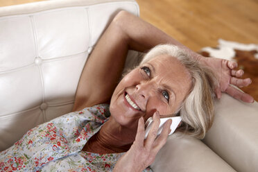 Ältere Frau telefoniert mit Handy - ISF17865