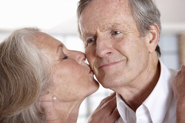 Ältere Frau küsst Ehemann - ISF17870