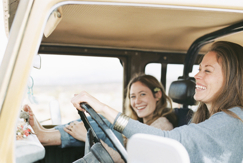 Zwei Frauen auf einem Ausflug in die Wüste, in einem Geländewagen., lizenzfreies Stockfoto