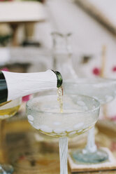 Nahaufnahme von Champagner, der aus einer Flasche in ein Glas gegossen wird. - MINF02986