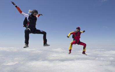 Frauen beim Fallschirmspringen über den Wolken - ISF17913