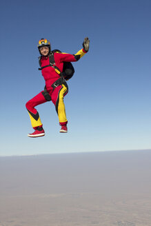 Frau beim Fallschirmspringen über den Wolken - ISF17915