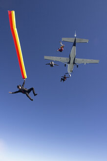 Menschen beim Fallschirmsprung aus dem Flugzeug - ISF17918