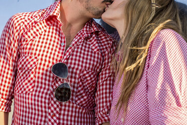 Couple kissing in matching shirts - ISF17927