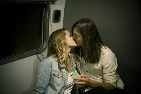 Küssendes Paar im Wohnwagen - ISF17934