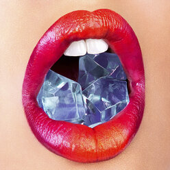Frau mit Lippenstift und Juwelen im Mund - ISF17953