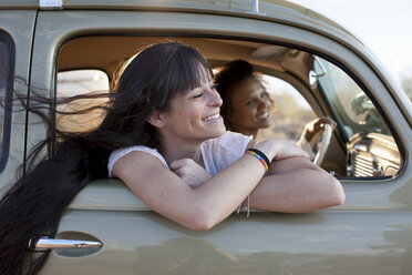 Junge Frauen, die im Auto unterwegs sind, lächelnd - ISF18029