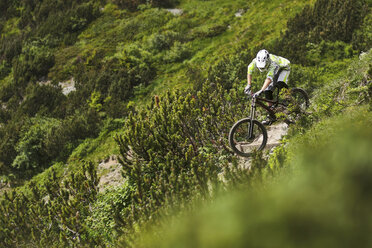 Mountainbiker fährt einen steilen Bergweg hinunter - ISF18042