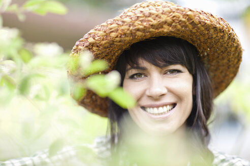 Lächelnde Frau bei der Arbeit im Garten - ISF18064
