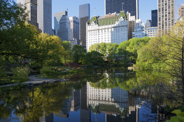 Gebäude am See im Central Park, New York City, USA - ISF18078