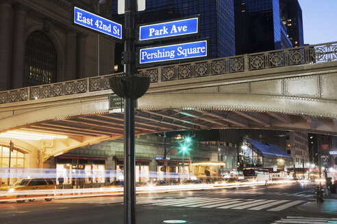 Straßenschild East 42nd Street und Park Avenue, New York City, USA - ISF18191