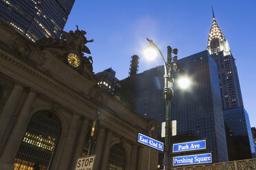 Grand Central Station und Chrysler Building in der Abenddämmerung, New York City, USA - ISF18192