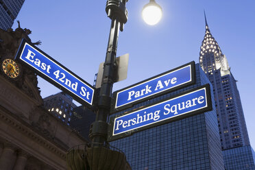 Pershing Square und Park Avenue Straßenschilder in der Abenddämmerung, New York City, USA - ISF18193