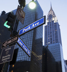 Straßenschilder vor dem Chrysler Building in der Abenddämmerung, New York City, USA - ISF18195