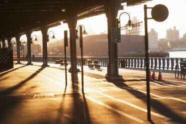 Fahrrad und Gehweg unter der Brücke bei Sonnenuntergang New York City, USA - ISF18204