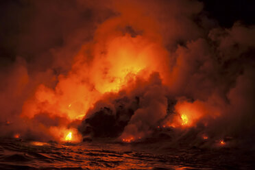 Rauchwolken von Lavaströmen, die nachts auf das Meer treffen, Vulkan Kilauea, Hawaii - ISF18212