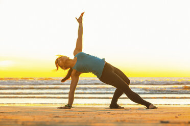 Frau übt Yoga am Strand - ISF18219
