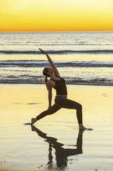 Frau übt Yoga am Strand - ISF18221