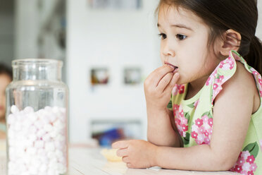 Nahaufnahme eines jungen Mädchens, das Marshmallows probiert - ISF18241