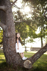 Porträt eines auf einem Baumstamm stehenden Mädchens - ISF18271