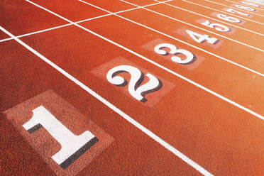 Numbers on running track in sportsground - ISF18277