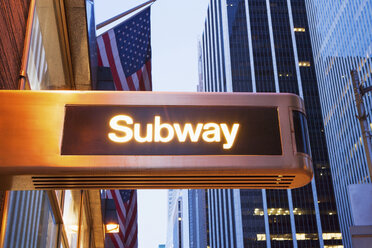 Beleuchtetes U-Bahn-Schild, New York City, USA - ISF18281