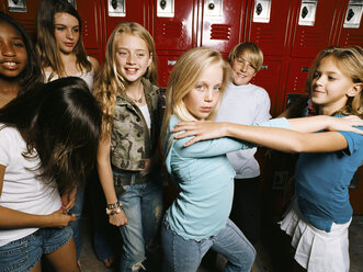 Mädchen posieren in der Schulumkleide, Porträt - ISF18287