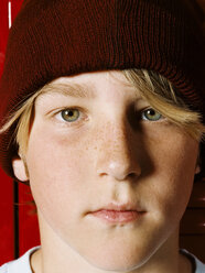Junge mit Strickmütze im Umkleideraum einer Schule, Porträt - ISF18290