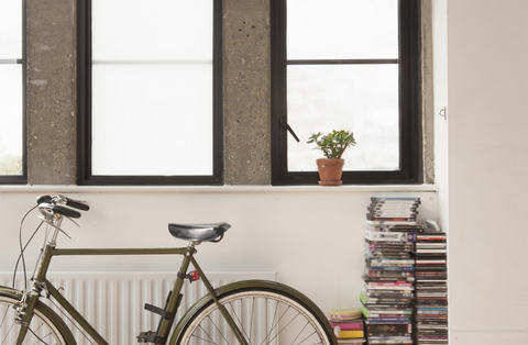 Wohnungseinrichtung mit Fahrrad und CD-Sammlung, lizenzfreies Stockfoto