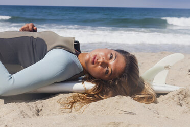 Junge Frau beim Sonnenbaden, Hermosa Beach, Kalifornien, USA - ISF18355