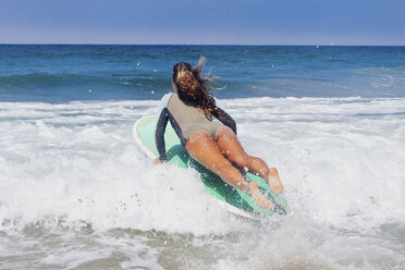 Junge Frau beim Surfen, Hermosa Beach, Kalifornien, USA - ISF18356