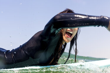 Nahaufnahme einer Surferin, Hermosa Beach, Kalifornien, USA - ISF18358