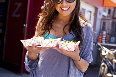 Frau mit Essen zum Mitnehmen, Hermosa Beach, Kalifornien, USA - ISF18360