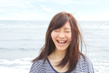 Porträt einer jungen Frau mit geschlossenen Augen, lachend - ISF18370